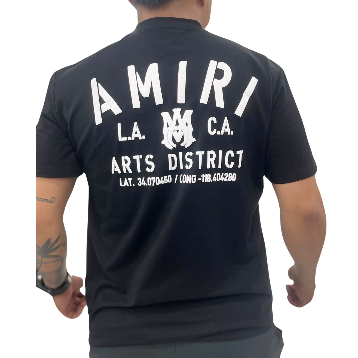 Comprar Camiseta Amiri Original Playera Hombre - Onlineshoppingcenterg. Si estás buscando comprar camiseta Amiri original playera para hombre, en Onlineshoppingcenterg tenemos lo que necesitas. Las camisetas Amiri son conocidas por su estilo moderno y sus materiales de alta calidad, ideales para quienes buscan una prenda única y de lujo. Aquí encontrarás todo lo que necesitas saber sobre estas playeras y cómo elegir la que mejor se adapte a ti.  ¿Por Qué Comprar Camiseta Amiri Original? Las camisetas Amiri combinan moda y exclusividad. Esta marca californiana es reconocida por su enfoque en la calidad y el diseño innovador. Cada playera Amiri destaca por su toque único, desde las clásicas camisetas Amiri negras hasta diseños artísticos como la camiseta Amiri ángel y la camiseta Amiri pintura. Son perfectas para quienes quieren un estilo de lujo que refleje su personalidad.  Ventajas de Comprar Camiseta Amiri en Onlineshoppingcenterg Originalidad Garantizada: Todas nuestras playeras Amiri son auténticas, por lo que puedes comprar con confianza. Variedad de Diseños: Desde modelos clásicos hasta ediciones especiales como la camisa Amiri California o la camisa Amiri verde. Precios Competitivos: Disfruta de precios ajustados para la mejor calidad y estilo de Amiri. Compra Rápida y Segura: En Onlineshoppingcenterg, te garantizamos una experiencia de compra segura. Tipos de Playeras Amiri para Hombre Camisetas Amiri Clásicas Para los que buscan una opción versátil y elegante, las camisetas Amiri negras y las camisetas Amiri blancas son una excelente opción. Estas camisetas son ideales para combinar con diferentes estilos y prendas, manteniendo siempre un look sofisticado.